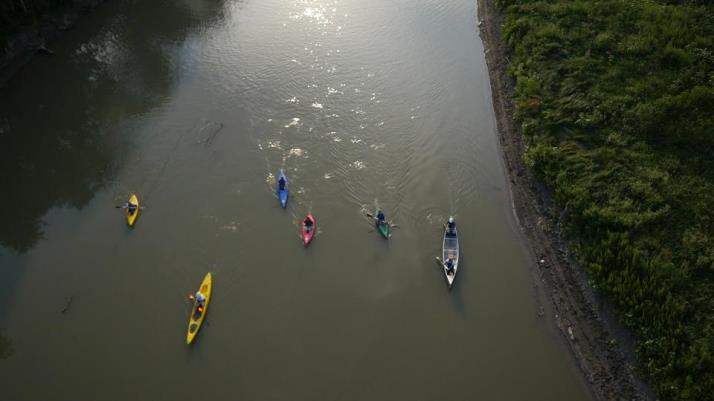 kayak bridge people